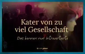 Blogbeitrag Titelbild: Das kennen nur Introvertierte: Akku leer als Mensch - Kater von zu viel Gesellschaft